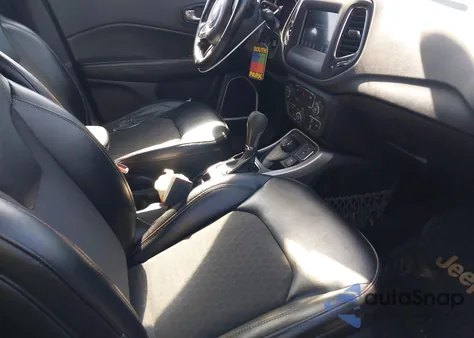 2018 Jeep Compass Latitude 4X4 z USA, uszkodzony, nr VIN 3C4NJDBB8JT239910